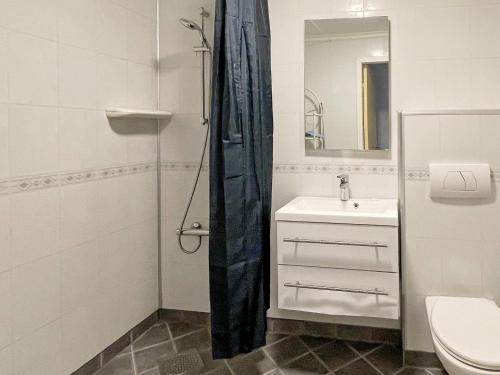 y baño con lavabo, aseo y espejo. en Two-Bedroom Holiday home in Farstad 1, en Farstad