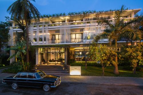 فندق فيروث في سيام ريب: سيارة قديمة متوقفة أمام مبنى