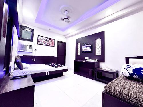 sypialnia z 2 łóżkami i umywalką w obiekcie PEACE POINT FAMILY HOTEL By AKJ w Nowym Delhi