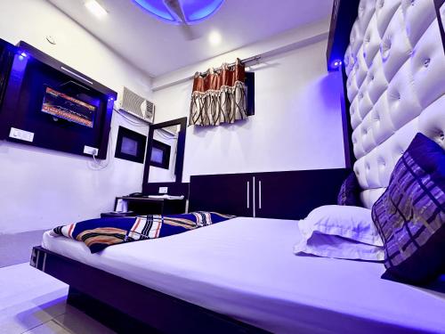 sypialnia z dużym łóżkiem w pokoju w obiekcie PEACE POINT FAMILY HOTEL By AKJ w Nowym Delhi