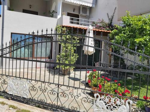 balkon z ogrodzeniem z kutego żelaza i kwiatami w obiekcie Ermionis home w mieście Palaión Tsiflíkion