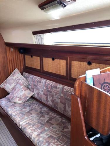 ein Sofa hinten im Zug mit Fenster in der Unterkunft Urlaub auf dem Segelboot in Warns