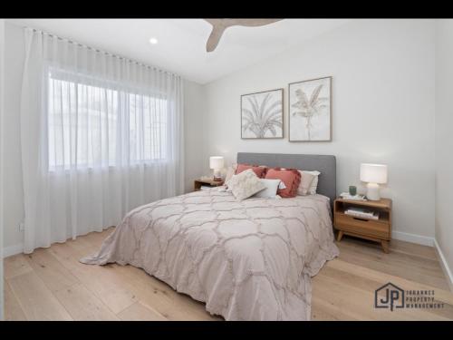 Ένα ή περισσότερα κρεβάτια σε δωμάτιο στο Elegant Beachside Retreat with Luxurious Amenities