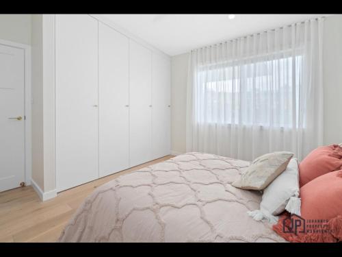Ένα ή περισσότερα κρεβάτια σε δωμάτιο στο Elegant Beachside Retreat with Luxurious Amenities