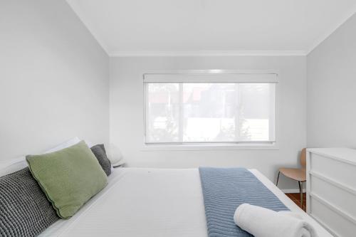 Cama o camas de una habitación en Cosy Getaway with Fireplace and Spacious Backyard