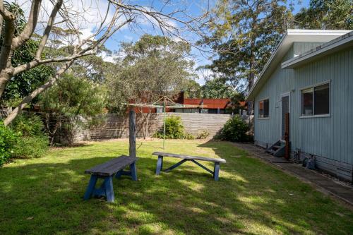 Jardín al aire libre en Cosy Getaway with Fireplace and Spacious Backyard