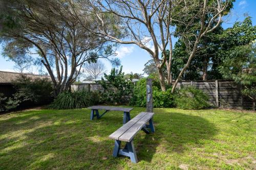 Jardín al aire libre en Cosy Getaway with Fireplace and Spacious Backyard