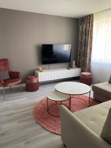 ビルシュトナスにあるMarijos apartamentaiのソファとテーブルのあるリビングルーム