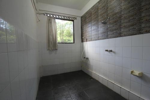 baño con ducha y ventana en Belvilla 93916 Budi House Near Ubud Palace, en Ubud