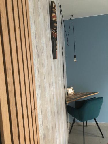 een houten muur met een bureau en een stoel ernaast bij Selemo B&B - Business and leisure - guestroom with private entrance - ensuite bathroom - free parking in Gent