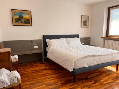 um quarto com uma cama grande num quarto em Appartamento Marino Dolomiti Bellunesi em Belluno