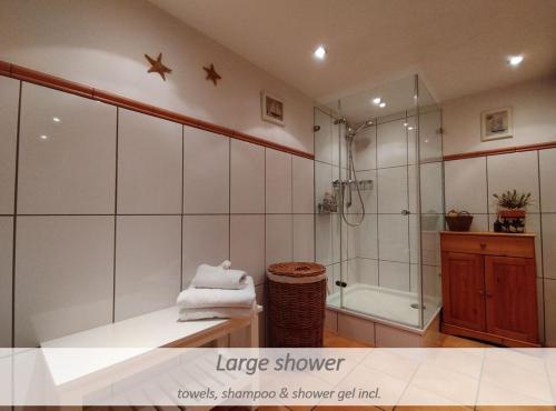 Ένα μπάνιο στο Souterrain-Apartment mit privater Sauna (inkl.)