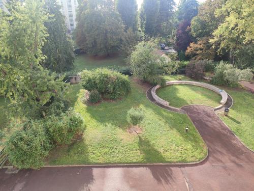 une vue aérienne d'un parc avec une route sinueuse dans l'établissement Grand appartement entouré de verdure, à Villejuif