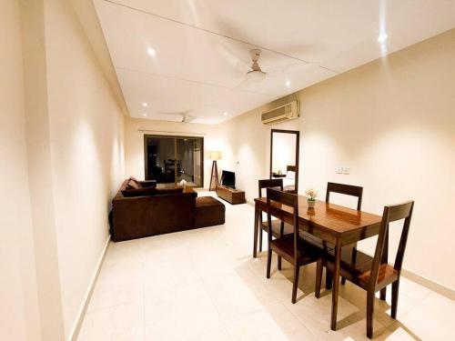 uma sala de estar com uma mesa de jantar e um sofá em Premium 1bed apt CNTRL Minimal and cozy em Lahore