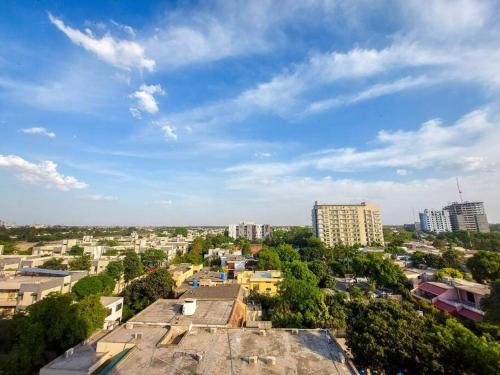 uma vista aérea de uma cidade com edifícios e árvores em Premium 1bed apt CNTRL Minimal and cozy em Lahore