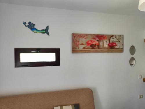 Habitación con espejo y una foto en la pared. en Loft la Caletilla, en Caleta de Sebo