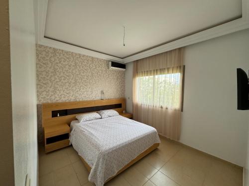 Un dormitorio con una cama grande y una ventana en Appartement a Saidia Perla Gh1, en Saidia 