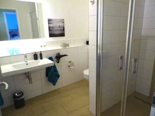 a bathroom with a sink and a shower at Gode Wind Quartiere 2 in Dahme