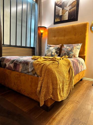 une chambre avec un lit avec une couverture dessus dans l'établissement Studio design by Kenzo near Notre Dame, à Paris