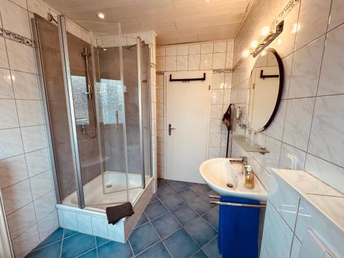 y baño con ducha y lavamanos. en Ferienwohnungen Weingut Kilburg, en Brauneberg