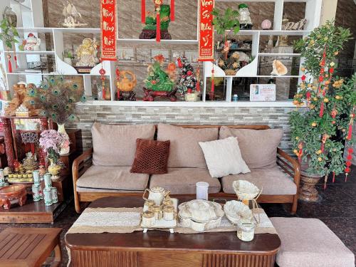 uma sala de estar com um sofá e uma mesa em Homestay tiên tri 01 em Ly Son
