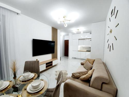 uma sala de estar com um sofá e uma mesa em Apartament w Centrum em Grodzisk Mazowiecki