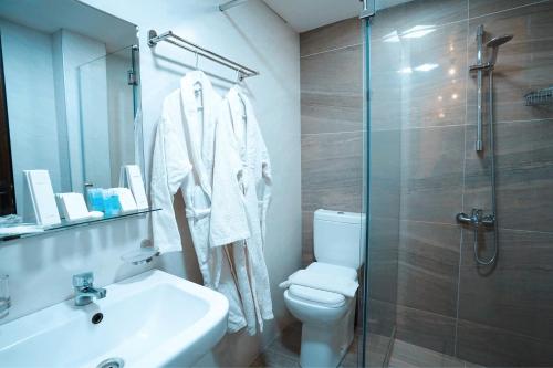 une salle de bain avec toilettes, lavabo et douche dans l'établissement Loft Hotel Bakuriani, à Bakuriani