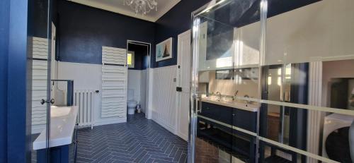a bathroom with blue walls and a sink and a mirror at Villa Ardjoeno in Mandelieu-la-Napoule