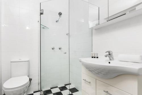 Koupelna v ubytování Tranquil Living in Victorian Style Apartment