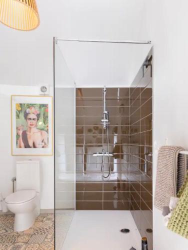 a bathroom with a shower and a toilet at LaChambre2 in Burdinne