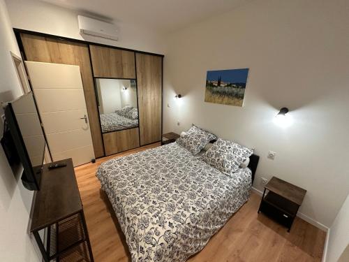 une petite chambre avec un lit et un miroir dans l'établissement Silines, à Hyères