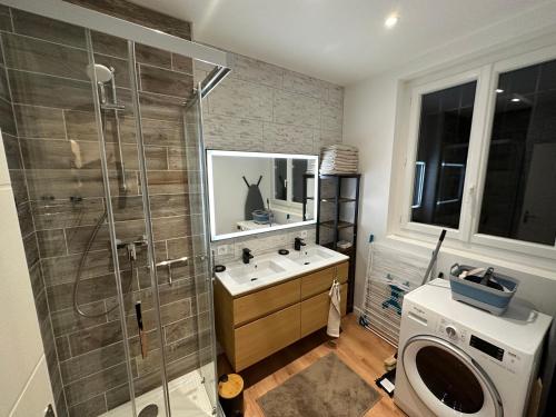 une salle de bain avec une douche, un lavabo et des toilettes dans l'établissement Silines, à Hyères