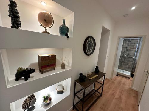 une chambre avec des étagères et une horloge sur le mur dans l'établissement Silines, à Hyères