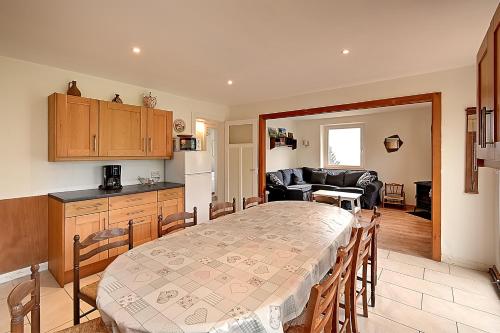 une cuisine et un salon avec une table et une cuisine gmaxwell gmaxwell gmaxwell dans l'établissement Panoramika - Maison pour 14 vue montagne, à Xonrupt-Longemer