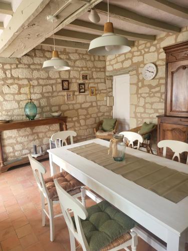 une salle à manger avec une grande table et des chaises dans l'établissement Gite Le Charme, à Cinais