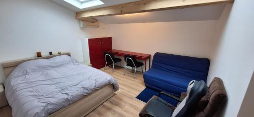 une chambre avec un lit, un bureau et des chaises dans l'établissement Maison Duplex - Proche de Paris, à Épinay-sur-Seine