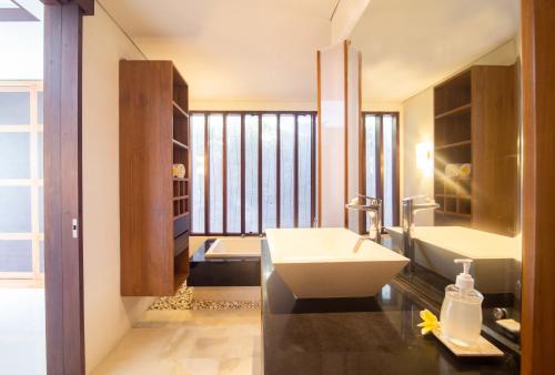 une salle de bain avec un lavabo et une grande fenêtre dans l'établissement Rekso Villa, à Jimbaran