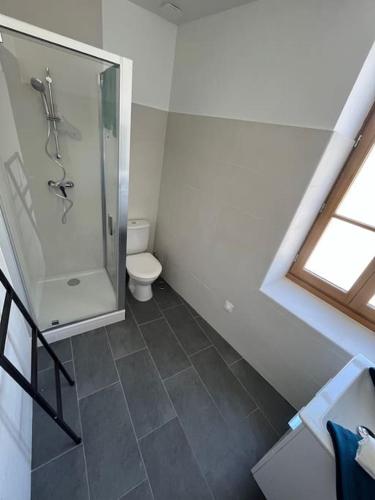 Bilik mandi di Charmant duplex rénové à neuf