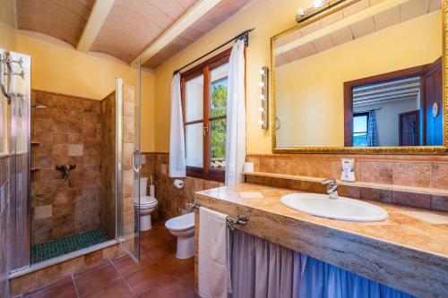 uma casa de banho com um lavatório, um chuveiro e um WC. em Finca Moscari em Moscari