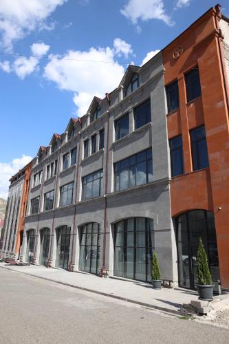 un immeuble de bureaux au coin d'une rue dans l'établissement BMG Hotel by Grigoryans Group, à Goris