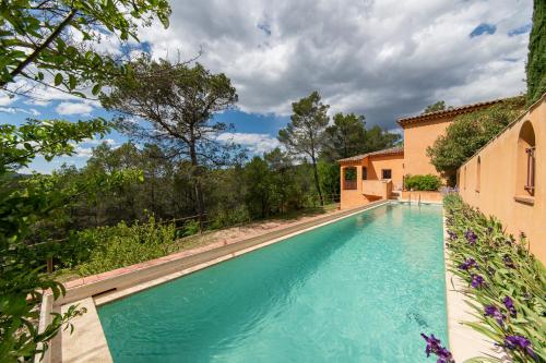 une piscine au milieu d'une maison dans l'établissement Soleil d'Azur - Joli Duplex avec piscine privée, à Barjols