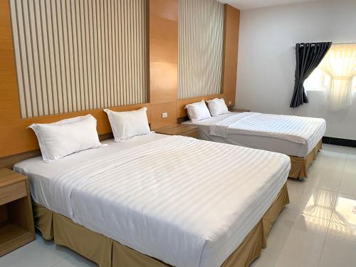 two beds in a hotel room with two bedsvisor at MIỀN TÂY HOTEL CANTHO in Can Tho