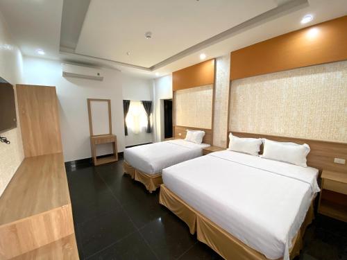 芹苴的住宿－MIỀN TÂY HOTEL CANTHO，酒店客房设有两张床和电视。