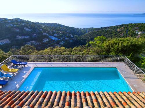 une piscine au sommet d'une maison dans l'établissement Villa Crystal River, piscine privée & vue mer sur Golfe de Saint Tropez, aux Issambres