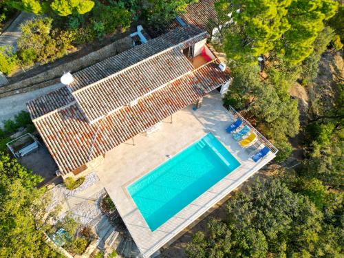 - une vue sur la piscine située à côté d'une maison dans l'établissement Villa Crystal River, piscine privée & vue mer sur Golfe de Saint Tropez, aux Issambres