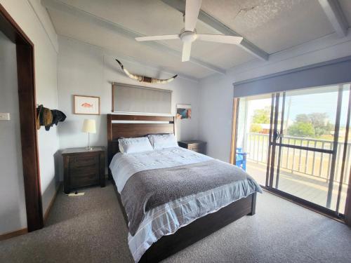 1 dormitorio con 1 cama y ventilador de techo en Sands Beach House, en Jurien Bay