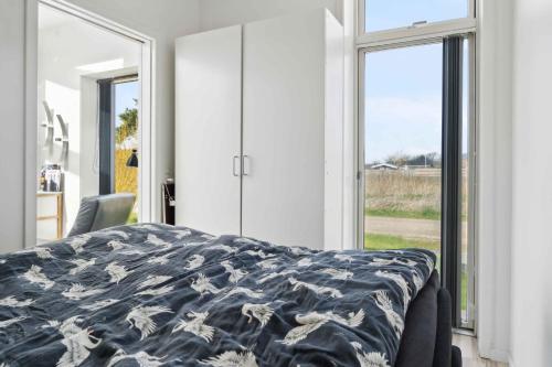ein Schlafzimmer mit einem Bett und einem großen Fenster in der Unterkunft Modern Summer House With Fantastic Skylight, in Slagelse