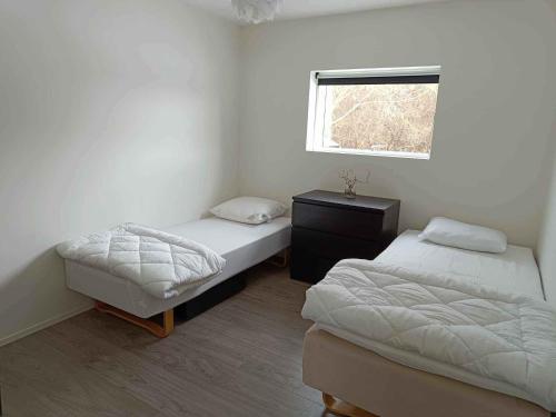 2 Betten in einem Zimmer mit Fenster in der Unterkunft Holiday Home In Blokhus in Blokhus