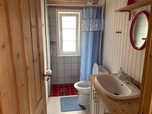 Et badeværelse på Summer House With Shelter And Water View,
