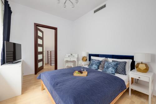 Ένα ή περισσότερα κρεβάτια σε δωμάτιο στο Spacious Apartment in Wisełka with Parking and Seasonal Swimming Pool by Renters Prestige